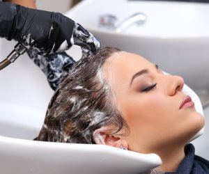 طرق طبيعية لغسل الشعر بدون شامبو.. النعناع والروزمارى أبرزهم