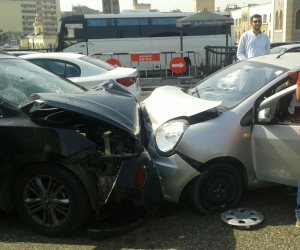 إصابة شخصين بحادث تصادم سيارتين أعلى كوبري أكتوبر (صور)