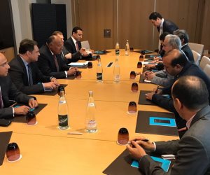 وزير الخارجية يلتقي مع المشير خليفة حفتر في باريس لمباركة وقف إطلاق النار 