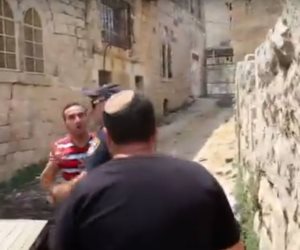 سلطات الاحتلال تعتدي على عائلة فلسطينية وتطردهم من المنزل (فيديو)