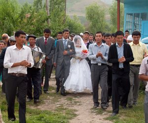 رمى العروسين بالقمامة فى "اسكتلندا" ومنع دخول المرحاض فى "بورنيو".. أغرب تقاليع الزواج حول العالم