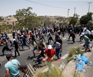 عاجل. الاحتلال الإسرائيلي يعيد نصب حواجز ومتاريس حديدية عند الأقصى
