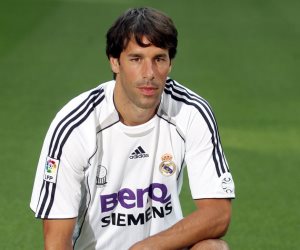 زى النهاردة.. ريال مدريد يقدم فان نيستلروي لجمهور البرنابيو (فيديو)