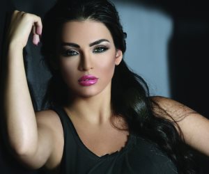 «kiss my lips».. «قمر» تثير الجدل بكليب جديد (فيديو) 