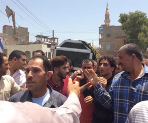 جدل بعد دفن الشيخ محمد عبد الوهاب الطنطاوي بمنزله في الدقهلية ( صور ) 
