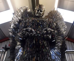 لنشر الوعى بخطر العنف.. نحات جمع 100 ألف سكينة ارتكب بها جرائم قتل وحولها لتمثال