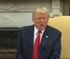 رئيس طاقم البيت الأبيض يؤدي القسم أمام ترامب