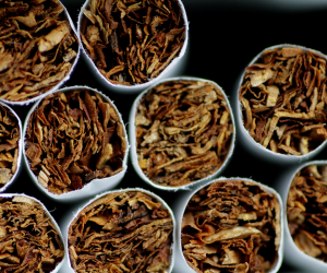 «إعلانات السجائر» تثير أزمة تحت قبة النواب: هل تخالف المادة 6 من القانون رقم 52؟