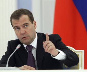 رئيس الوزراء الروسي يوجه الحكومة لصياغة رد على العقوبات الأمريكية