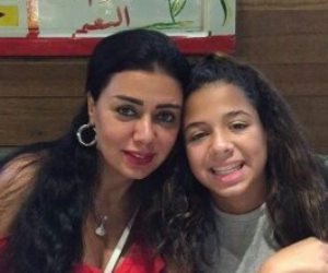 رانيا يوسف مع ابنتها نانسي في أحد مطاعم دبي