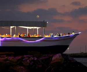 مطعم بمركب على شاطئ غزة يجدد أشواق أهلها للبحر