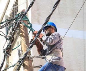 إصابة عامل بناء بصعقة كهربائية بالعريش