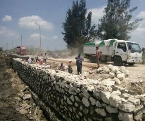 أعمال تدعيم الطرق بمركز فارسكور بدمياط (صور)