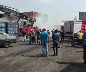 السيطرة على حريق بونش داخل ميناء بورسعيد (صور ) 