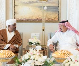 العاهل السعودي يلتقي الرئيس السوداني في مقر إقامته بالمغرب