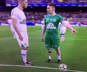 صاحب الساق المبتورة يلعب ركلة البداية في لقاء برشلونة وشابيكوينسي