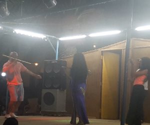 «شواطئ العين السخنة تتحدى الملل».. الرقص VS الشمس (فيديو)