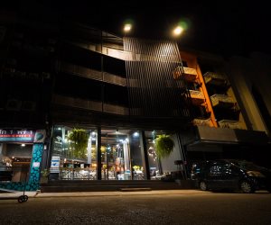 حمامات مشتركة وحظر تجول.. فندق في بانكوك على هيئة سجن مشدد لمحبي المغامرة