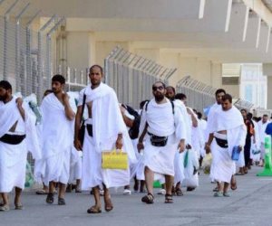 عشرات الحجاج القطريين يتوافدون إلى منفذ سلوى السعودي بعد مبادرة الملك سلمان