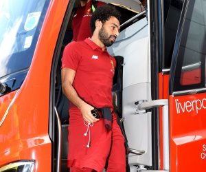  محمد صلاح يصل مع ليفربول الى ملعب فيكارد رود (صور)