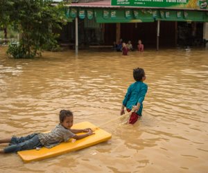 انقاذ سياح يابانيين بعد ارتفاع مياه الفيضانات في ماليزيا