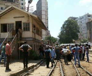 قطار أبوقير يثير الرعب بعدم توقفه في محطة فيكتوريا بالإسكندرية (صور)