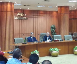 محافظ بورسعيد يناقش آليات النهوض بالمنظومة القانونية بمختلف الإدارات (صور)