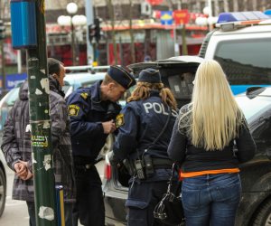 القبض على رجل بمطار سويدي للاشتباه في حمله متفجرات