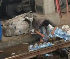 كارثة جديدة.. إعادة تعبئة وبيع زجاجات المياه المعدنية بمحطات القطارات 