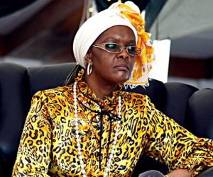 زوجة موجابي: الرئيس غادر زيمباوي متجها إلى ناميبيا