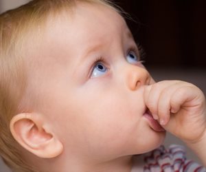 الرضاعة الطبيعية تقوى عضلات الفم ويستمد منها الطفل حاجاته العاطفية
