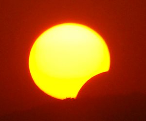 رئاسة قطاع المعاهد الازهريه تحذر من النظر للشمس خلال ساعات الكسوف 