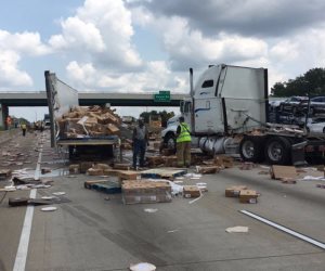 «قطع البيتزا تغطي طريق بولاية أركنساس».. حادث مأساوي لشاحنة أمريكية