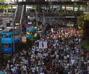 تظاهرة فى هونج كونج احتجاجا على اعتقال قادة "ثورة المظلات"