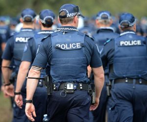 الشرطة الأسترالية توجه اتهامات لثلاثة أشخاص تتعلق بارتكاب أعمال إرهابية