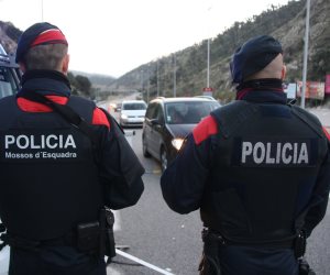 الشرطة الإسبانية تحاول بالقوة منع استفتاء كتالونيا وإصابة 465 شخصاً