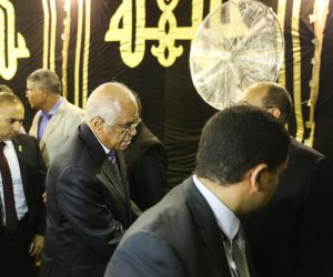 علي عبد العال وابراهيم محلب ووزير التموين يصلون عزاء رفعت السعيد 