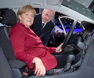المستشارة الألمانية تصر على التحول للسيارات الكهربائية