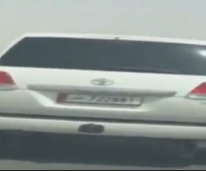 سعودي يستوقف حاج قطري داخل المملكة ويقدم التحية له (فيديو)