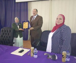 نائب رئيس جامعة الأزهر يكرم الأوائل من خريجات كلية علوم «بنات»