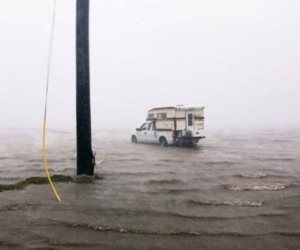 الهدوء الذي يسبق «هارفي».. فرض حالة الطوارئ في ولاية تكساس وإجلاء السكان تخوفًا من الإعصار (فيديو وصور)