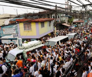 آلاف الفلبينيين يطالبون بوقف الحرب على المخدرات 