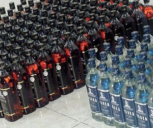 مباحث القاهرة تداهم مصنع خمور وتضبط 15 ألف زجاجة مجهولة في شبرا