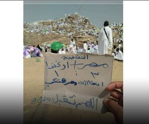 من جبل عرفات.. مصري يدعو للمنتخب: يا رب نكسب (صورة)