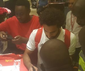  محمد صلاح يوقع على قمصان ليفربول لجماهير أوغندا (صور)