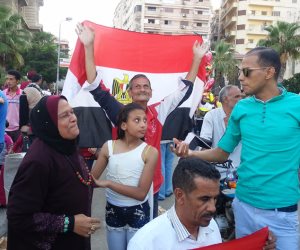 مواطنون يرفعون أعلام مصر بالقائد إبراهيم احتفالا بزيارة السيسي للإسكندرية (صور)