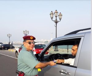 بمناسبة عيد الأضحى.. شرطة أبو ظبي توزع سماعات هاتف على السائقين