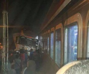 سيارة نقل اقتحمت مزلقان «قلوصنا» أثناء غلقة لمرور القطارات بالمنيا (صور)