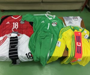 المنتخب الوطني بزيه التقليدى أمام أوغندا 