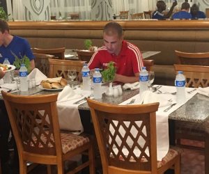 طاقم حكام مواجهة مصر وأوغندا يتناول العشاء بالفندق   (صور)